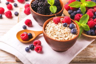 Ahududu, yaban mersini ile nane ve yulaf ezmesi kahvaltı ya da iki yüzlü