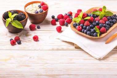 Ahududu, yaban mersini ile nane ve yulaf ezmesi kahvaltı ya da iki yüzlü