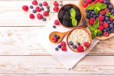 Ahududu, yaban mersini ile nane ve yulaf ezmesi kahvaltı ya da iki yüzlü