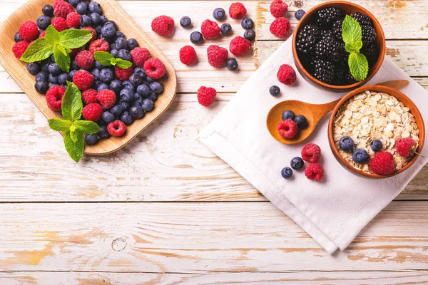 Малина, черника с мятой и овсянкой на завтрак или смузи — стоковое фото