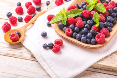 Ahududu, böğürtlen ve yaban mersini. Sağlıklı gıda. Üstten Görünüm