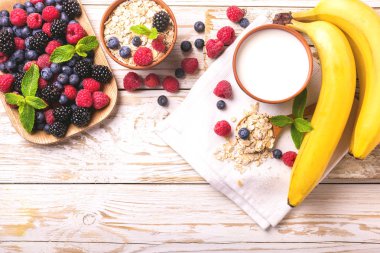 Ahududu, böğürtlen ve yaban mersini, Sütlü yulaf ezmesi Kahvaltı