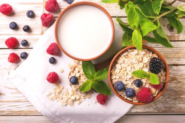 Ahududu, böğürtlen ve yaban mersini, Sütlü yulaf ezmesi Kahvaltı