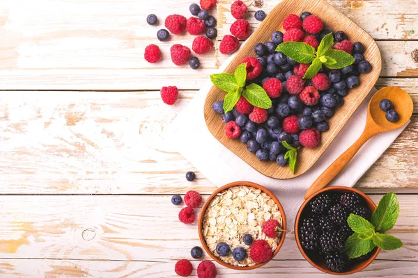 Ahududu, yaban mersini ile nane ve yulaf ezmesi kahvaltı ya da iki yüzlü