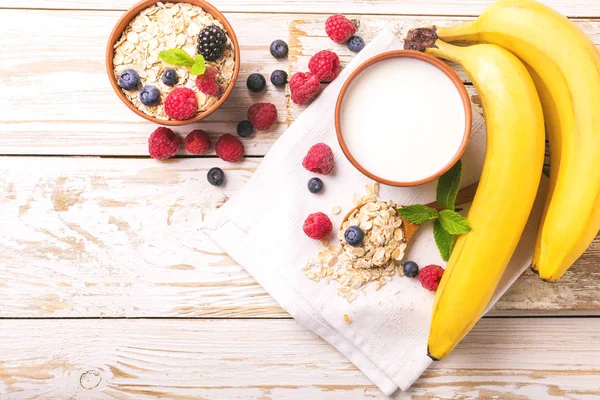 Ahududu, böğürtlen ve yaban mersini, Sütlü yulaf ezmesi Kahvaltı