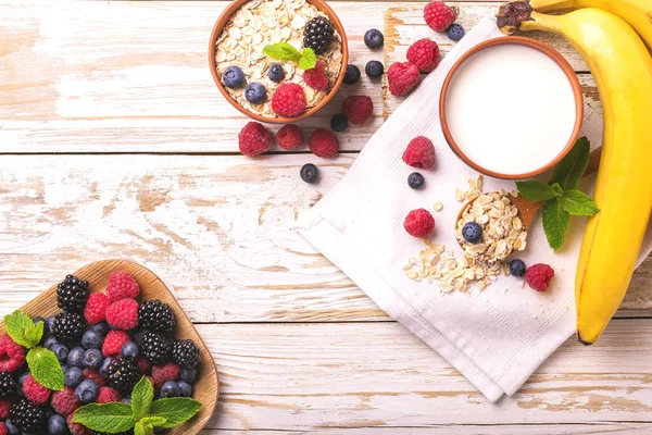 覆盆子，黑莓，蓝莓，牛奶燕麦粥早餐 — 图库照片