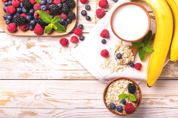 Малина, ожина і чорниця, вівсяний сніданок з молоком — стокове фото