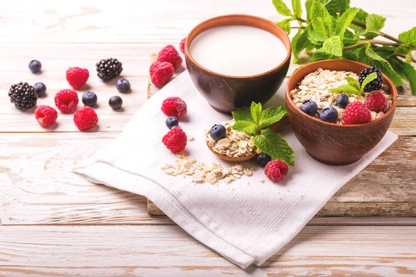 Ahududu, böğürtlen ve yaban mersini, Sütlü yulaf ezmesi Kahvaltı