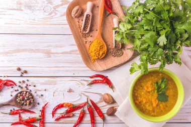 Masoor dal - Hint mercimek krem çorbası. Köri Hyderabadi Khatti