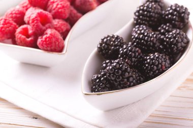 Ahududu, böğürtlen. Sağlıklı gıda kavramı. Üstten Görünüm