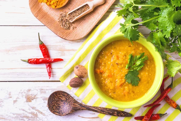 Masoor dal - Hint mercimek krem çorbası. Köri Hyderabadi Khatti