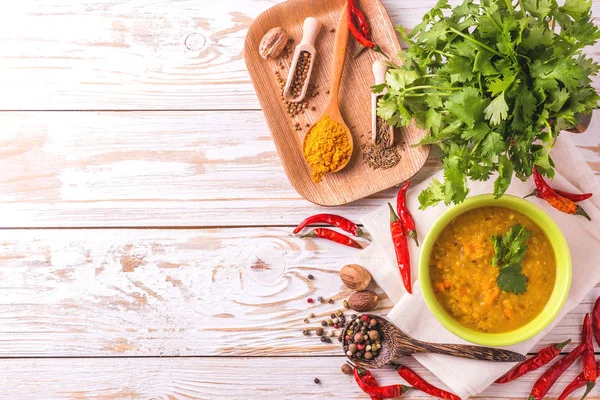 Masoor dal - Hint mercimek krem çorbası. Köri Hyderabadi Khatti