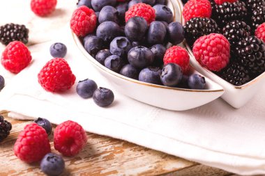 Ahududu, böğürtlen ve yaban mersini. Sağlıklı gıda. Üstten Görünüm