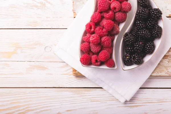 रास्पबेरी, ब्लॅकबेरी. निरोगी अन्न संकल्पना. शीर्ष दृश्य — स्टॉक फोटो, इमेज
