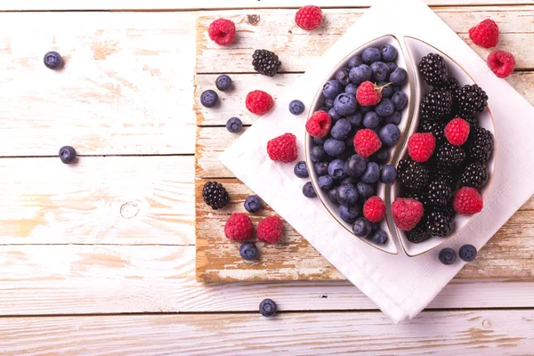覆盆子、 黑莓和蓝莓。健康的食物。顶视图 — 图库照片