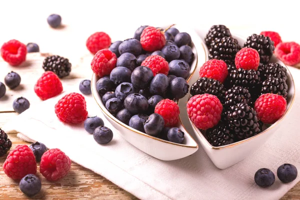 Framboos, blackberry en bosbes. Gezonde voeding. Bovenaanzicht — Stockfoto