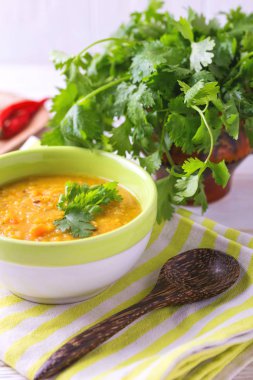Masoor dal - Hint mercimek krem çorbası. Köri Hyderabadi Khatti