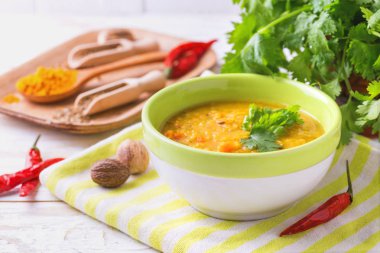 Masoor dal - Hint mercimek krem çorbası. Köri Hyderabadi Khatti