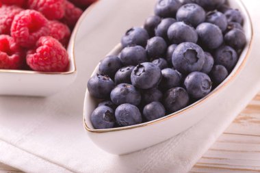 Ahududu ve böğürtlen. Sağlıklı gıda kavramı. Üstten Görünüm