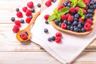 Ahududu, böğürtlen ve yaban mersini. Sağlıklı gıda. Üstten Görünüm