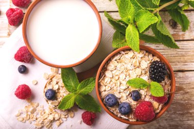 Ahududu, böğürtlen ve yaban mersini, Sütlü yulaf ezmesi Kahvaltı