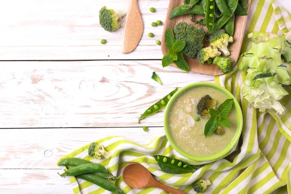 Brokoli ve yeşil bezelye çorbası nane ile dekore edilmiş püresi 