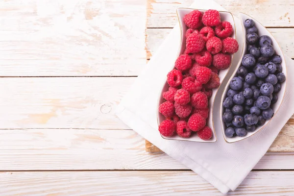 覆盆子和蓝莓。概念的健康食品。顶视图 — 图库照片