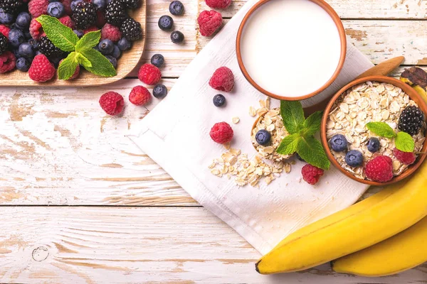 Ahududu, böğürtlen ve yaban mersini, Sütlü yulaf ezmesi Kahvaltı