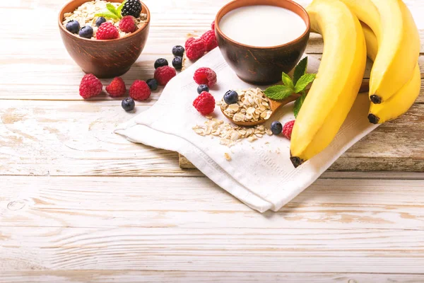 Ahududu, böğürtlen ve yaban mersini, Sütlü yulaf ezmesi Kahvaltı