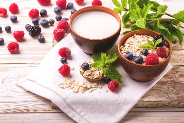 Ahududu, böğürtlen ve yaban mersini, Sütlü yulaf ezmesi Kahvaltı