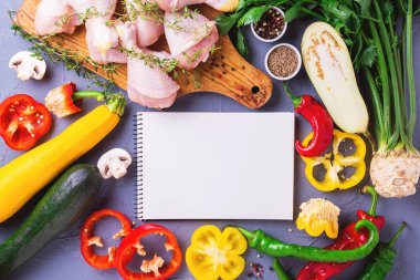 Çeşitli sebze malzemelerle çiğ tavuk uyluk. Üstten Görünüm