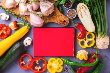 Çeşitli sebze malzemelerle çiğ tavuk uyluk. Üstten Görünüm