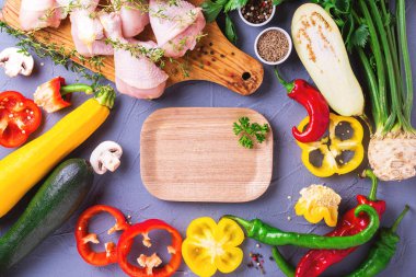 Çeşitli sebze malzemelerle çiğ tavuk uyluk. Üstten Görünüm