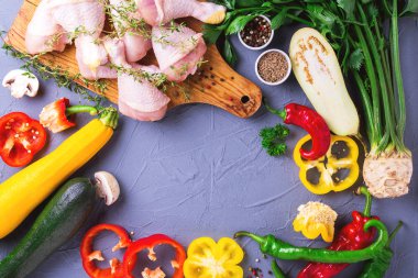 Çeşitli sebze malzemelerle çiğ tavuk uyluk. Üstten Görünüm