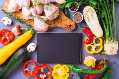 Çeşitli sebze malzemelerle çiğ tavuk uyluk. Üstten Görünüm