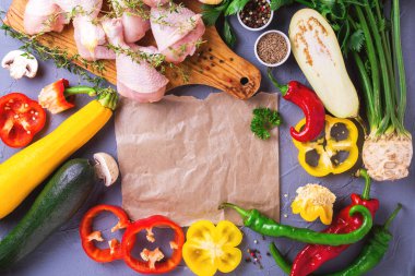 Çeşitli sebze malzemelerle çiğ tavuk uyluk. Üstten Görünüm