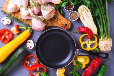 Çeşitli sebze malzemelerle çiğ tavuk uyluk. Üstten Görünüm