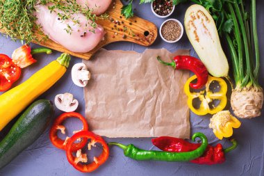 Çeşitli sebze malzemelerle çiğ tavuk göğsü fileto