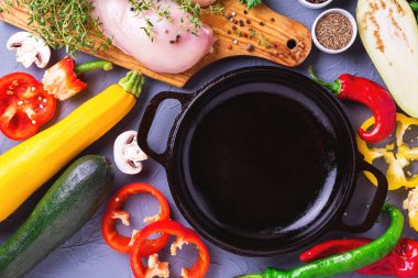 Çeşitli sebze malzemelerle çiğ tavuk göğsü fileto