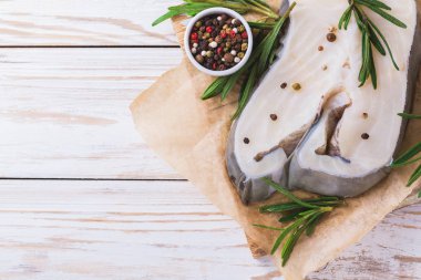 Biberiye ve baharat çiğ taze beyaz balık biftek