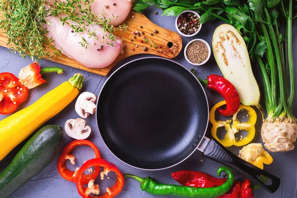 Çeşitli sebze malzemelerle çiğ tavuk göğsü fileto