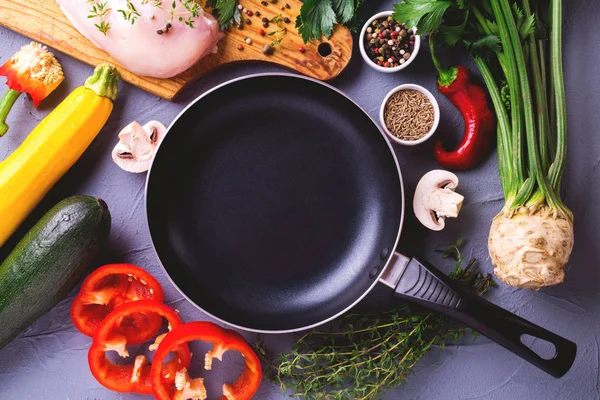 Çeşitli sebze malzemelerle çiğ tavuk göğsü fileto