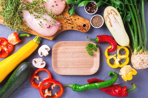 Çeşitli sebze malzemelerle çiğ tavuk göğsü fileto