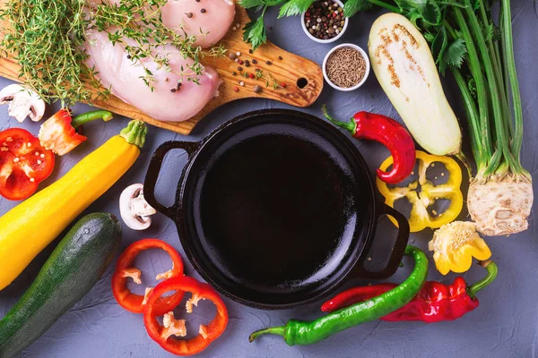 Çeşitli sebze malzemelerle çiğ tavuk göğsü fileto