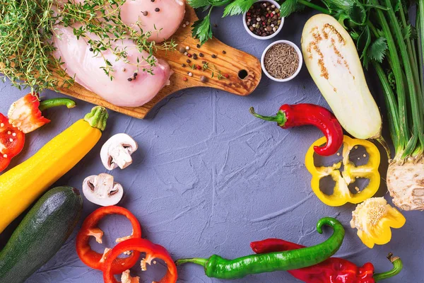 Çeşitli sebze malzemelerle çiğ tavuk göğsü fileto