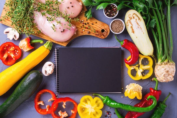 Çeşitli sebze malzemelerle çiğ tavuk göğsü fileto