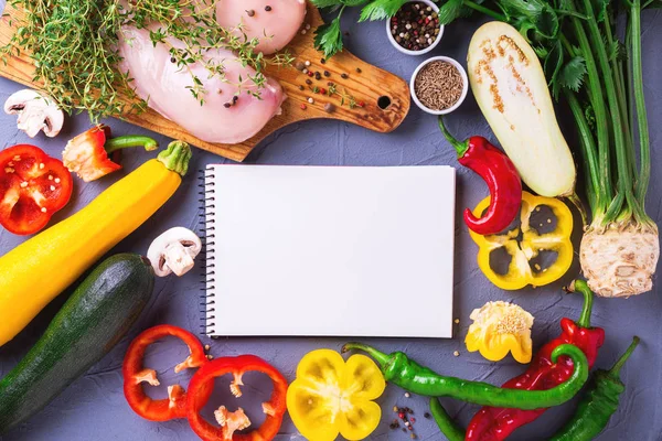 Çeşitli sebze malzemelerle çiğ tavuk göğsü fileto