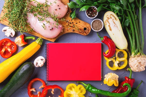 Çeşitli sebze malzemelerle çiğ tavuk göğsü fileto