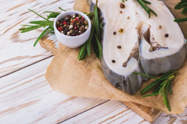 Biberiye ve baharat çiğ taze beyaz balık biftek