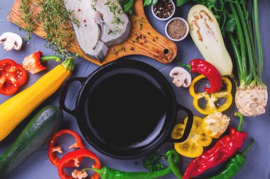 Sebze malzemelerle çiğ taze beyaz balık biftek